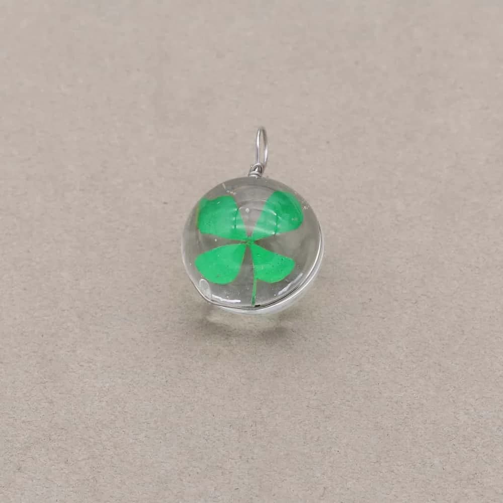 Ciondolo con ciondoli a forma di fiore di pianta di erba con sfera di cristallo di moda in resina trasparente