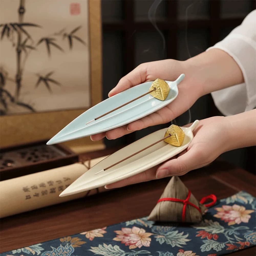 Portaincenso a Forma di Barca Zongzi, Mini Bruciatore per Bastoncini d'Incenso in Ceramica con Base a Foglia Zongzi, Ornamento Aromaterapico Robusto per Camera da Letto