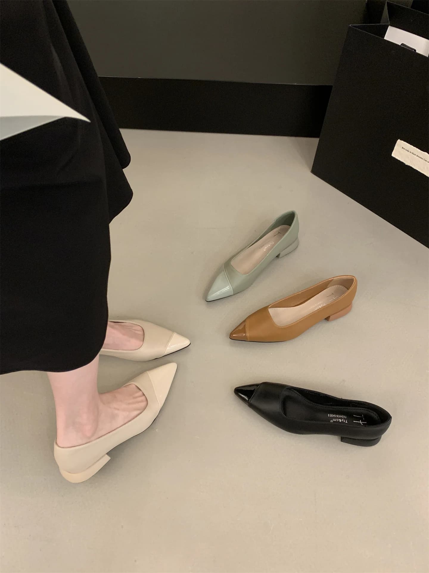 Scarpe da donna francesi a punta 2025 Primavera Nuovo elegante patchwork con tacco basso Estate Slip-On Scarpe quotidiane da donna Zapatos Mujer