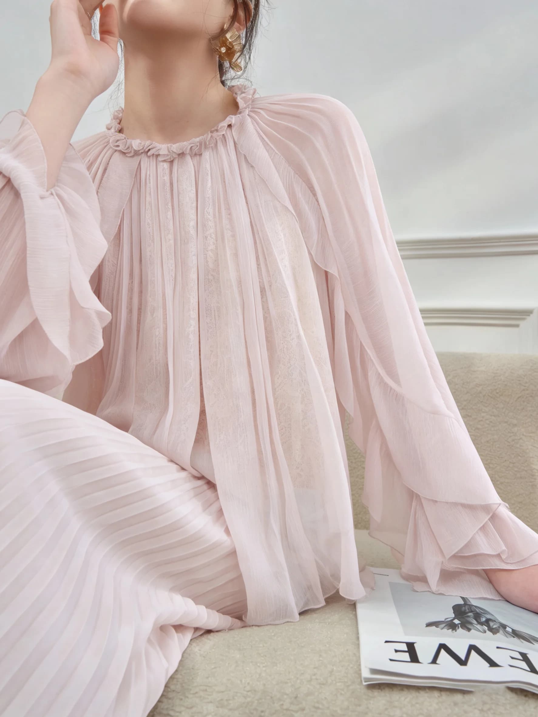 Elegante Completo Primaverile di Lusso con Top a Maniche Lunghe e Gonna a Vita Alta, Stile Femminile con Dettagli in Pizzo Rosa