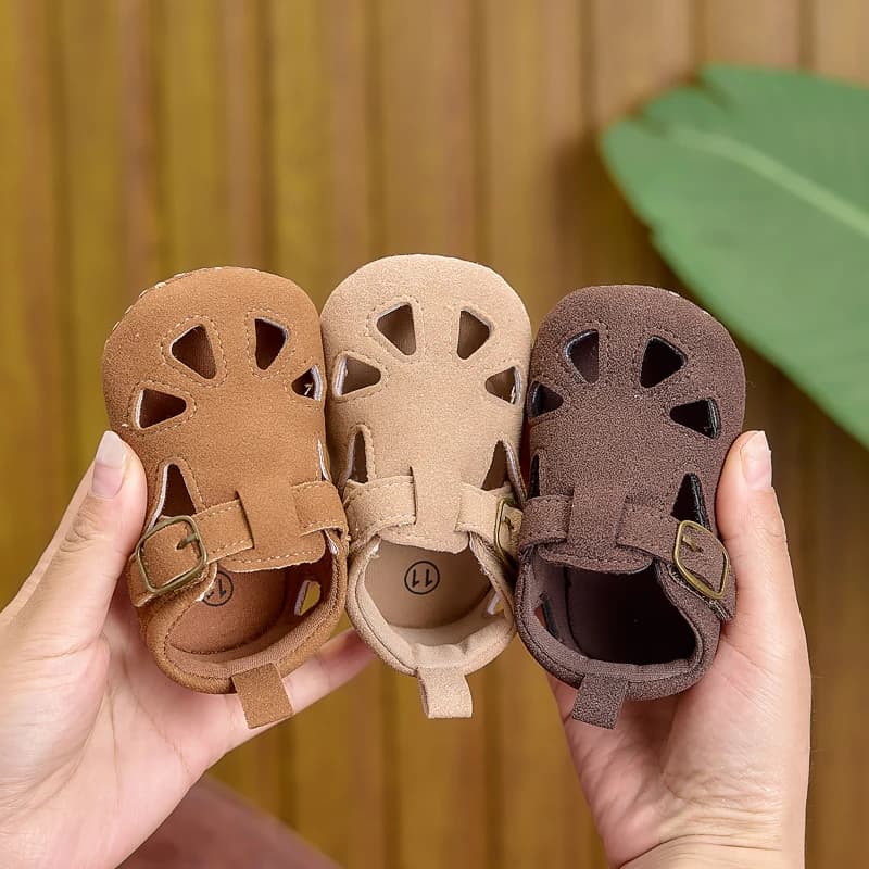 Sandali estivi per bambini da 0 a 1 anno, scarpe per bambini con suola morbida e antiscivolo, sandali per bambini con punta chiusa e anticollisione da 0 a 1 anno, adatti sia per ragazzi che per ragazze