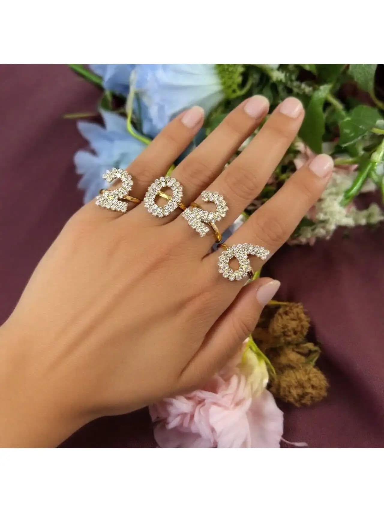 Nuovo set di anelli singoli digitali 2026 con diamanti pieni da 4 pezzi con un lusso leggero, sensazione di fascia alta, temperamento versatile per gioielli da donna