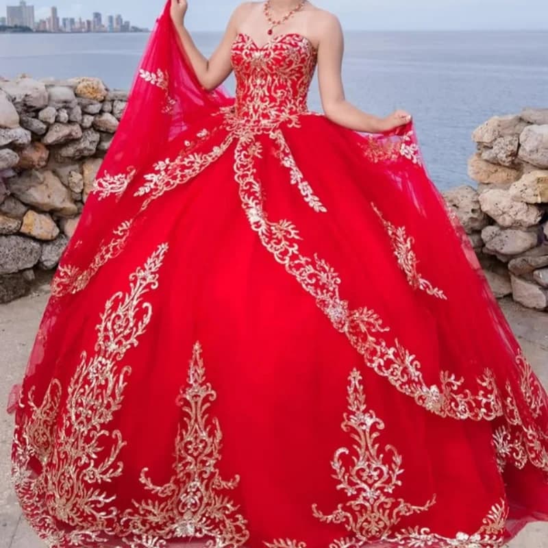 Abito Quinceanera rosso cristallo glitter dorato Stratificazione di pizzo Decalcomania Coda lunga Abiti da 15 Quinceanera Personalizza