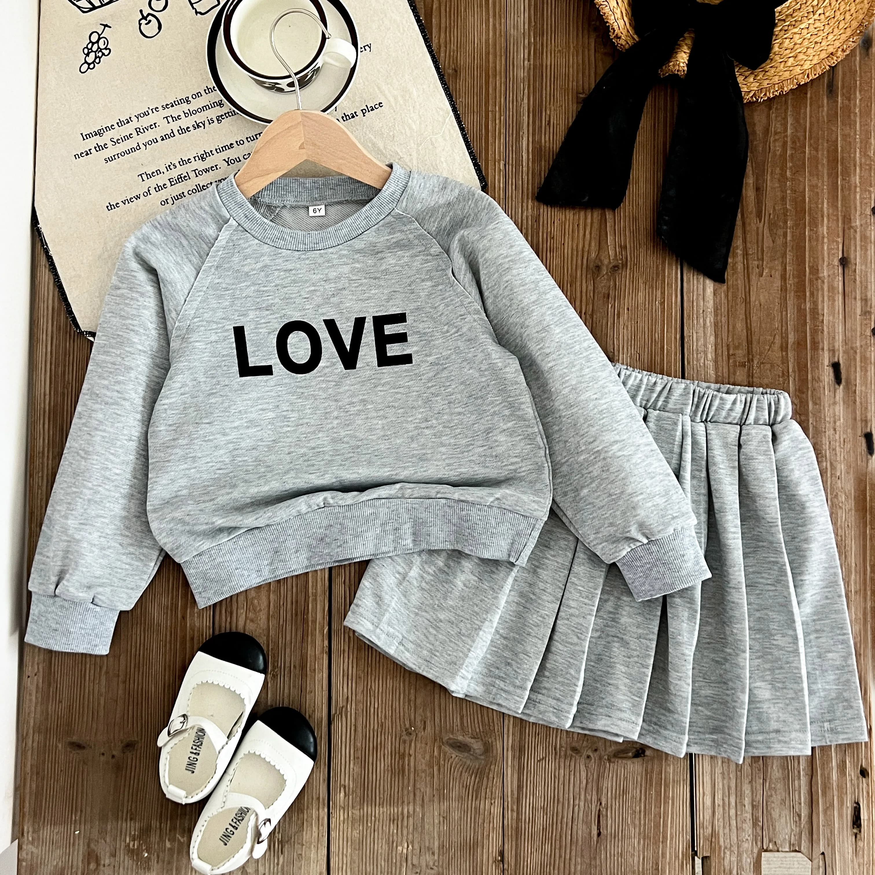 Set Primaverile per Ragazze: Felpa con Cappuccio a Maniche Lunghe con Scritta + Gonna Plissettata, Completo 2 Pezzi per Bambine