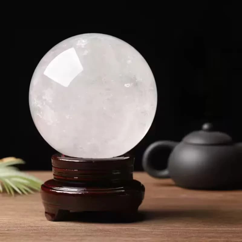 Una sfera di cristallo bianco naturale di alta qualità, che può essere utilizzata come oggetto da collezione, è la scelta migliore per l'arredamento della casa.