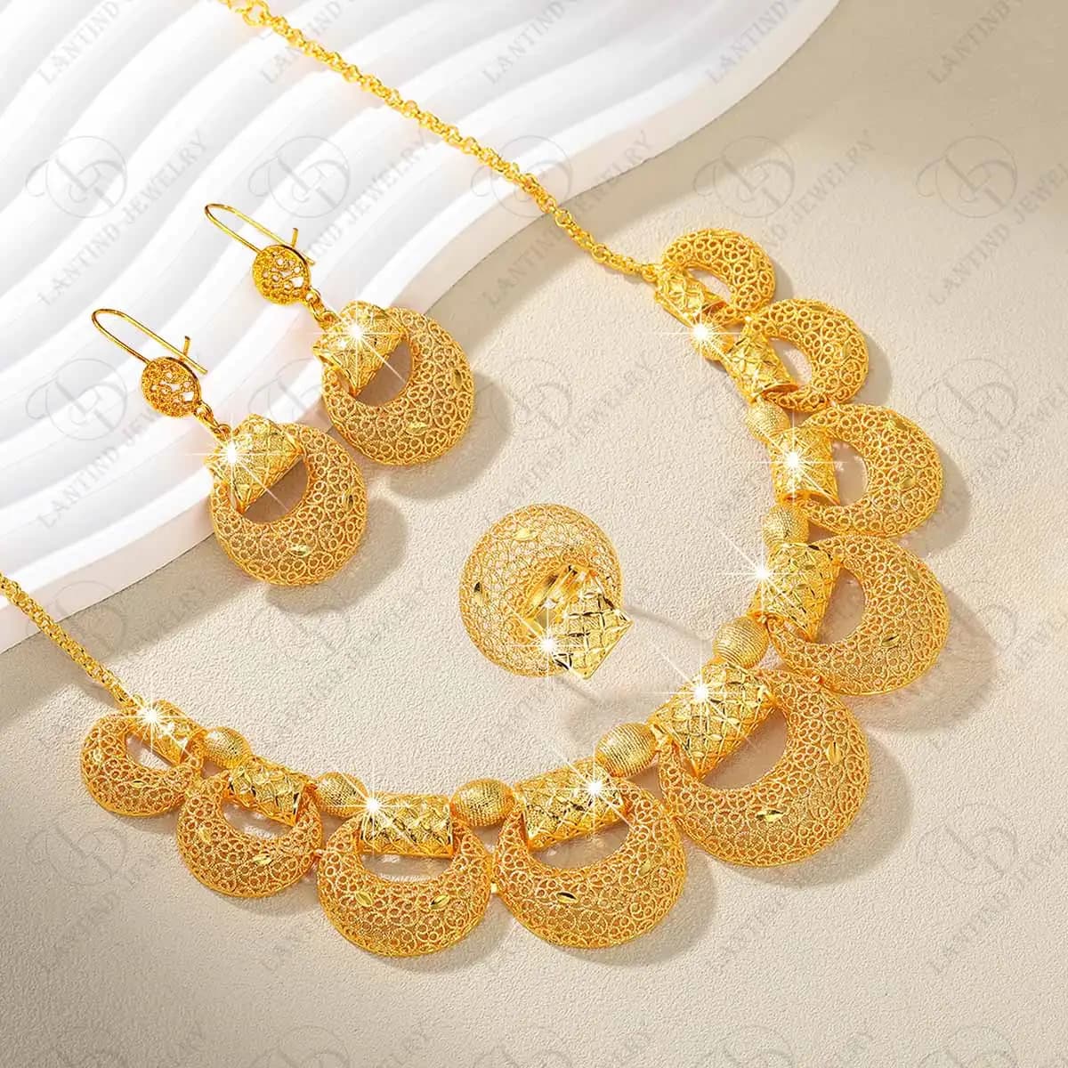 As00075 Dubai Orecchini eleganti da donna placcati in oro 24 carati Squisito abito da festa abbinato Collana Anello di lusso Orecchini regalo Set di gioielli da sposa etiope Catena della clavicola Ganci per le orecchie per le donne