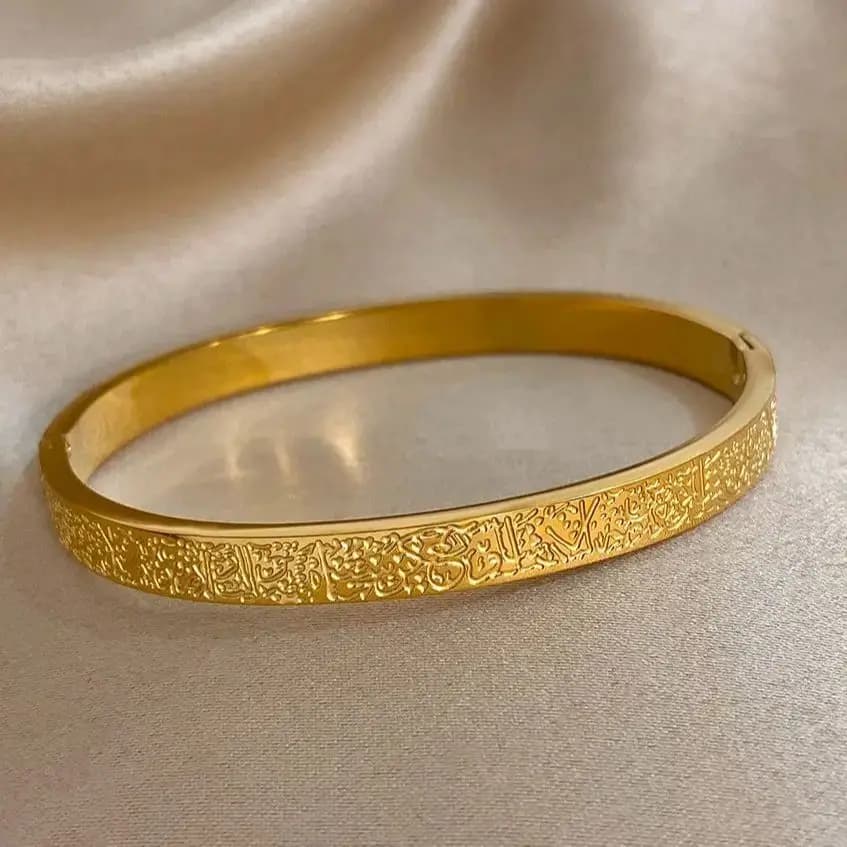 Bracciale in Acciaio Inossidabile Placcato Oro dal Design Unico, con Lettere Vintage in Rilievo Dorato, Elegante e Versatile, Perfetto per l'Uso Quotidiano, Idea Regalo