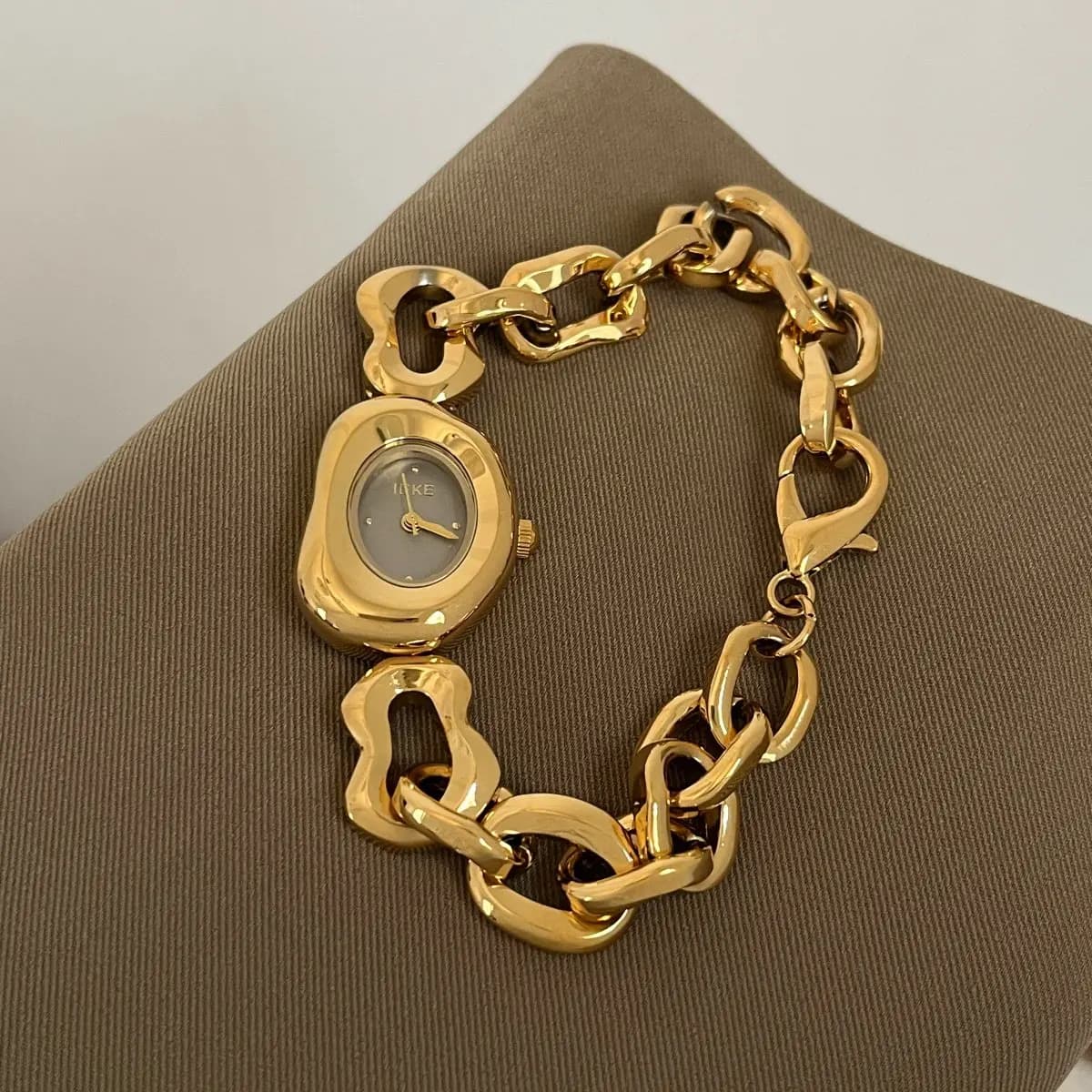 Women's wristwatch with Quartz, Minimalist and Elegant design, with Bracelet strap, Small and Elegant