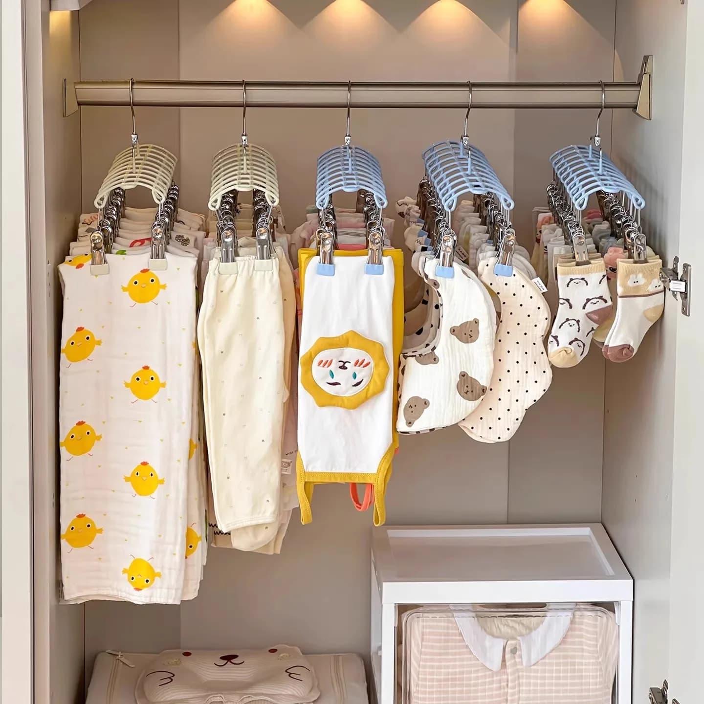 Multifunction Baby Clothes Hanger, Storage Organizer, SOS Towels Hooks, Plastic Clothes Hanger for Home Use