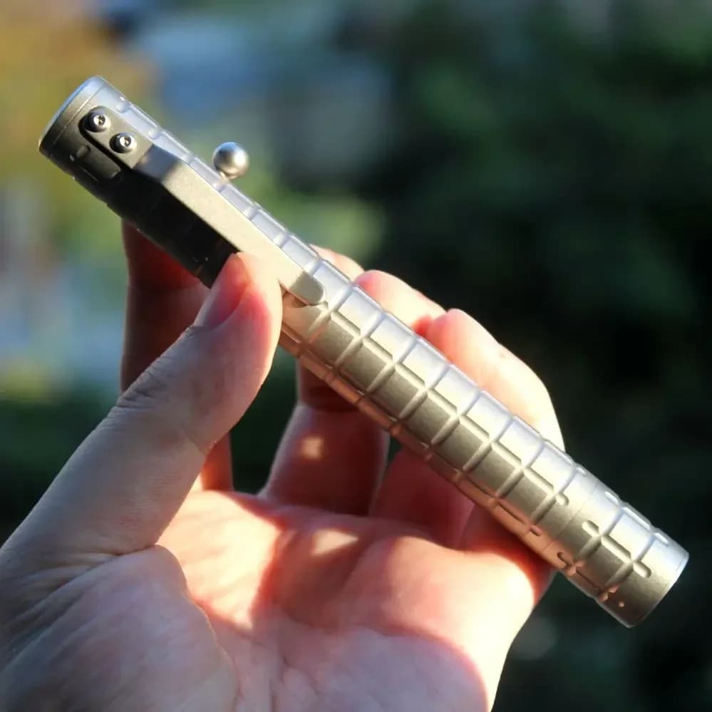 Torcia in lega di titanio EDC Torcia a LED Torcia tascabile Luce da campeggio esterna Utilizza batteria al litio 14500