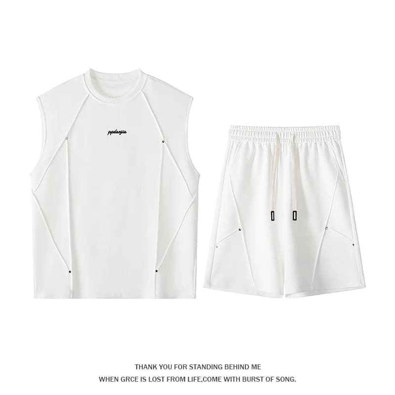 Completo da uomo estivo casual con gilet sportivo decorato con rivetti e pantaloncini a cinque punte, traspirante e semplice, con scollo rotondo