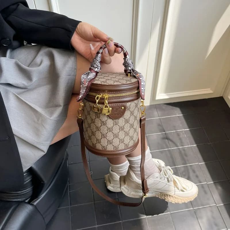 Cylindrical bag, women's new single shoulder diagonal cross handbag, fashionable and versatile, retro printed bucket bag