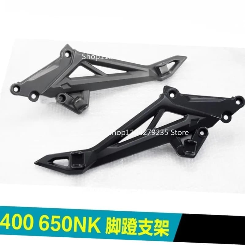 Adatto per accessori moto 400 650NK Staffa pedale anteriore posteriore sinistro destro Piastra di collegamento Treppiede