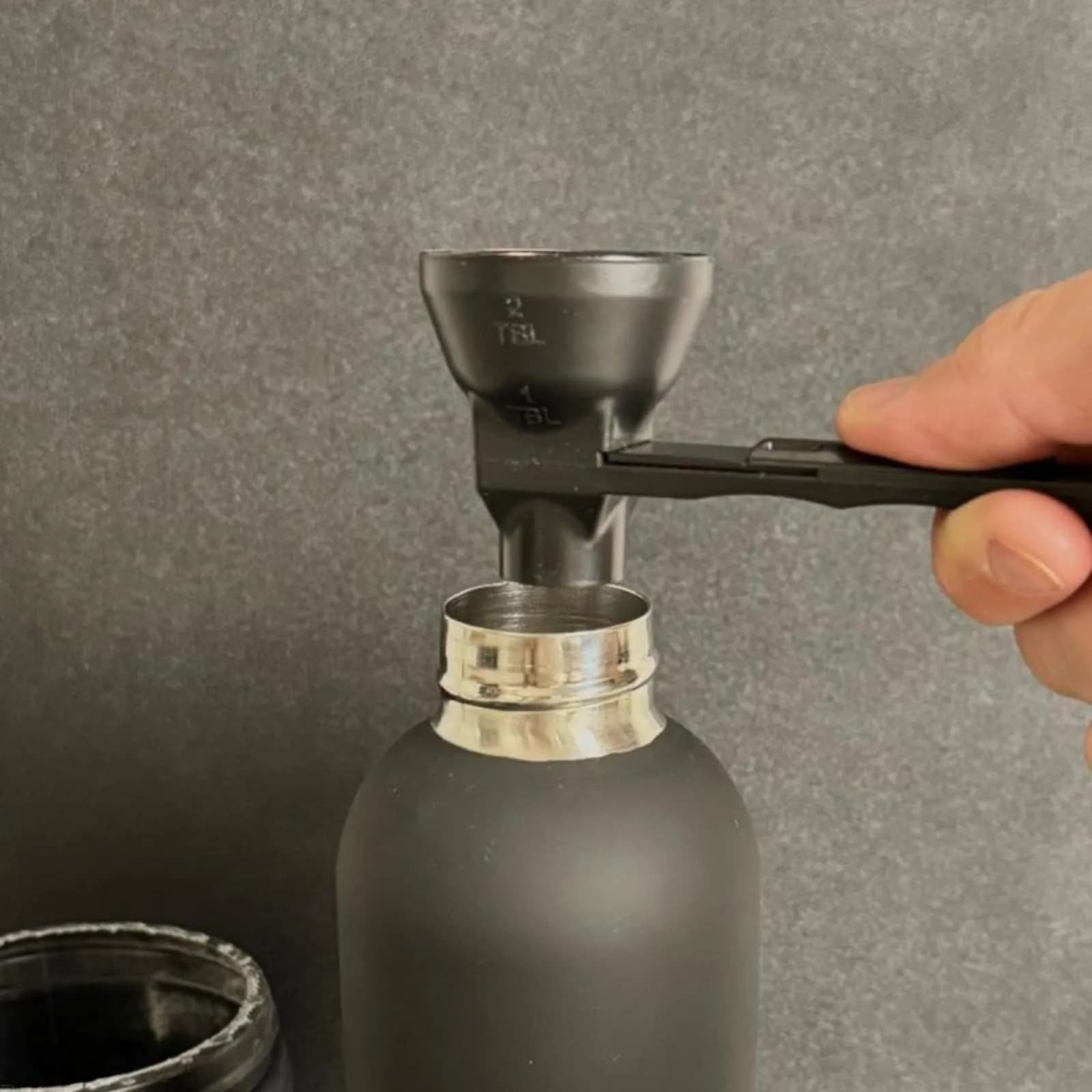 Dust-proof coffee spoon, dust-proof coffee dispenser, dust-proof coffee dispenser