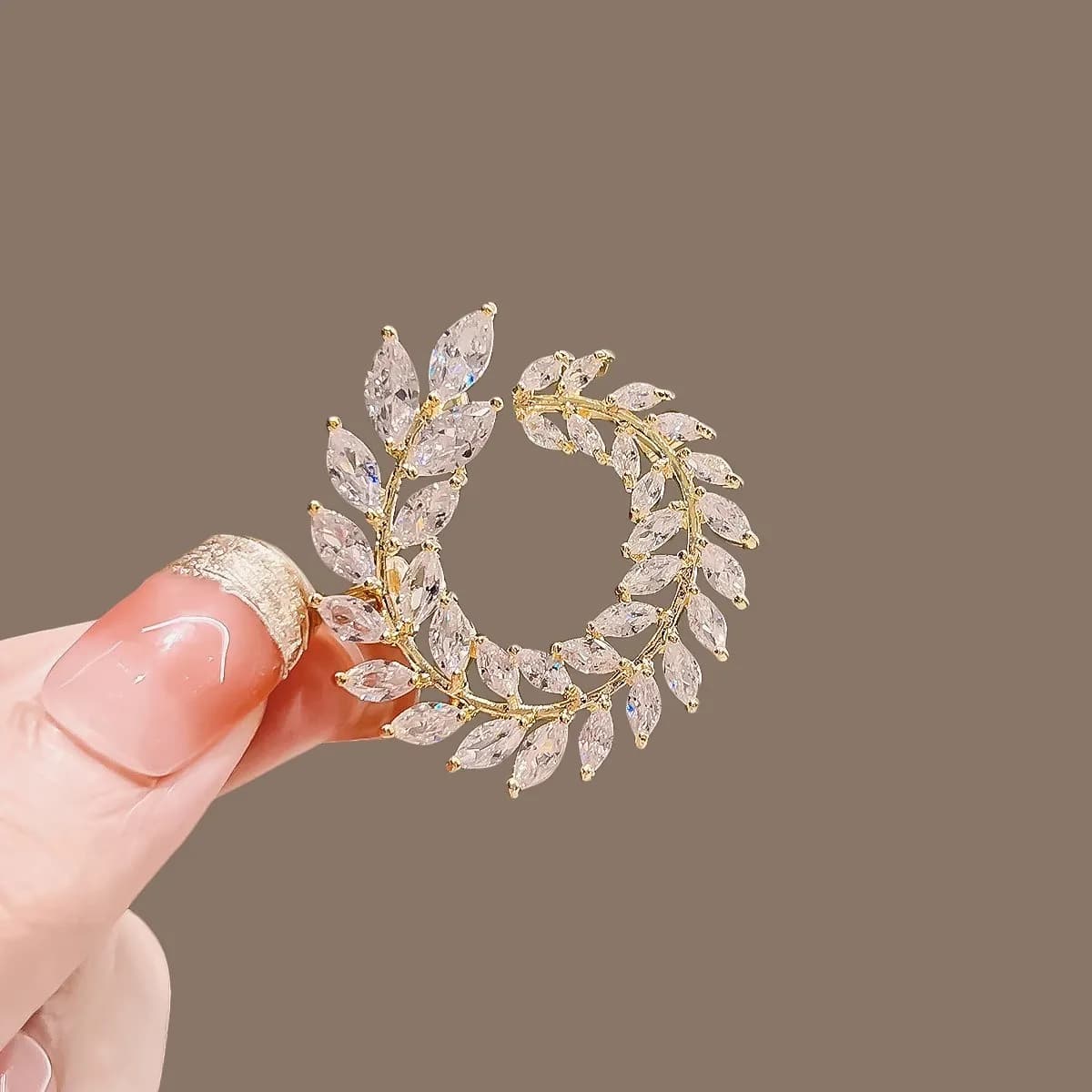 1Pcs Fashionable Wheat Ear Leaf Brooch, Sparkling Artificial Zircon Design, Suitable for Suit Jackets, Dresses, Scarves, Hats, Parties, Weddings, Daily Jewelry
