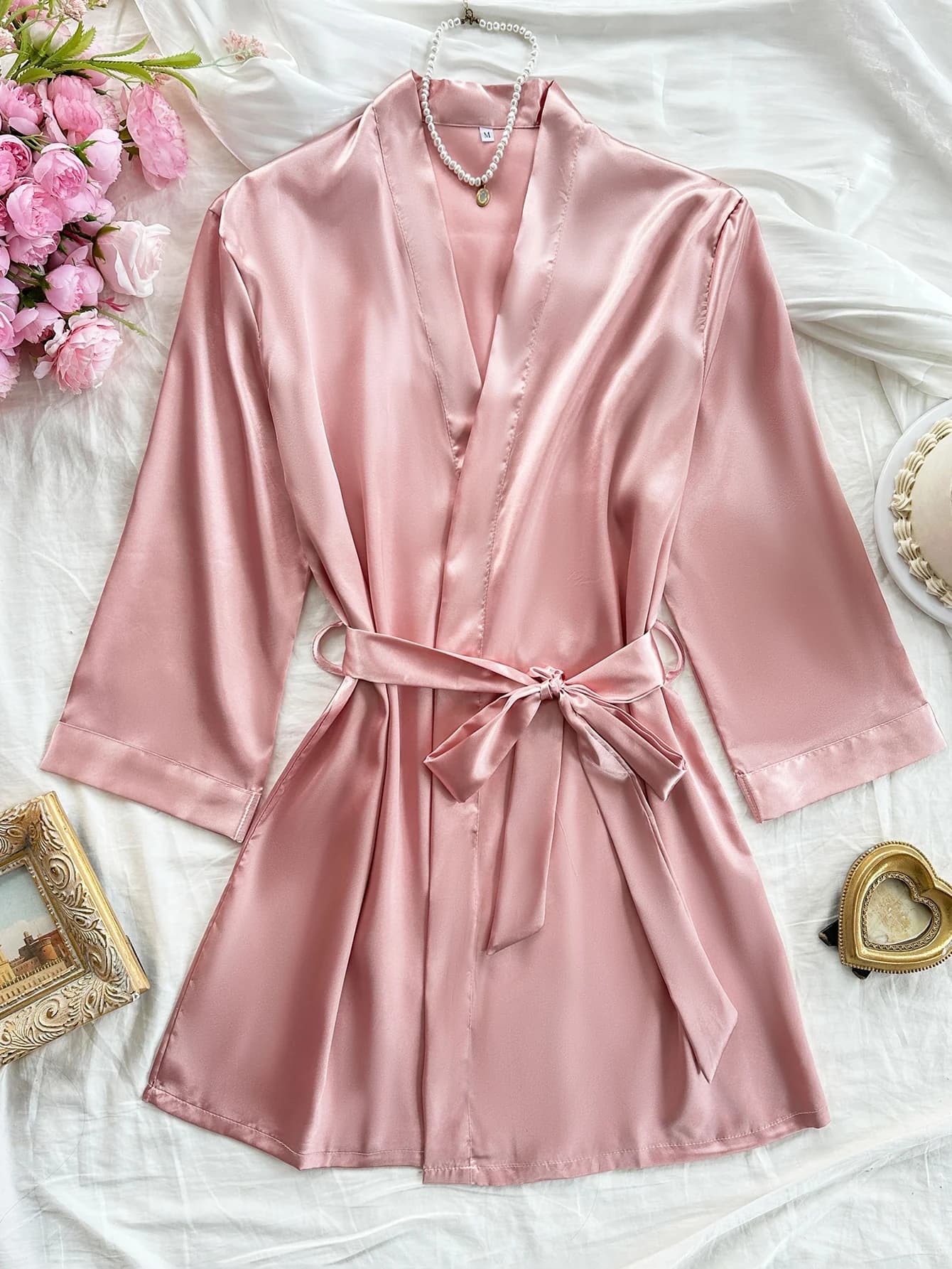 Semplice vestaglia da donna in tinta unita con scollo a V e cintura, comoda e casual per diverse occasioni
