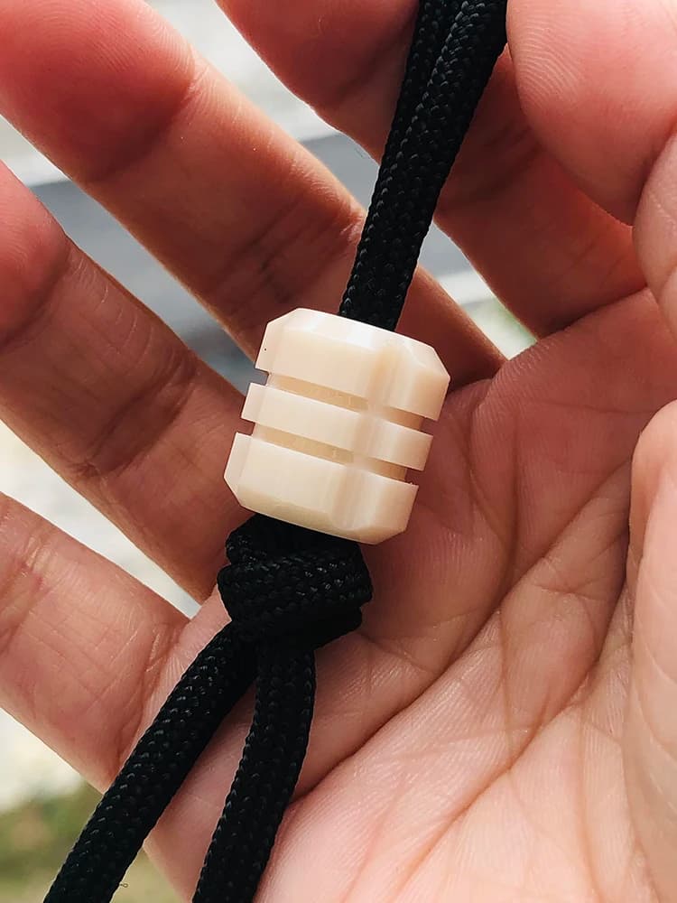 Fibbia a sospensione in corda luminosa in resina per portachiavi a zaino incandescente al buio EDC strumento fai da te accessori per perline di coltello