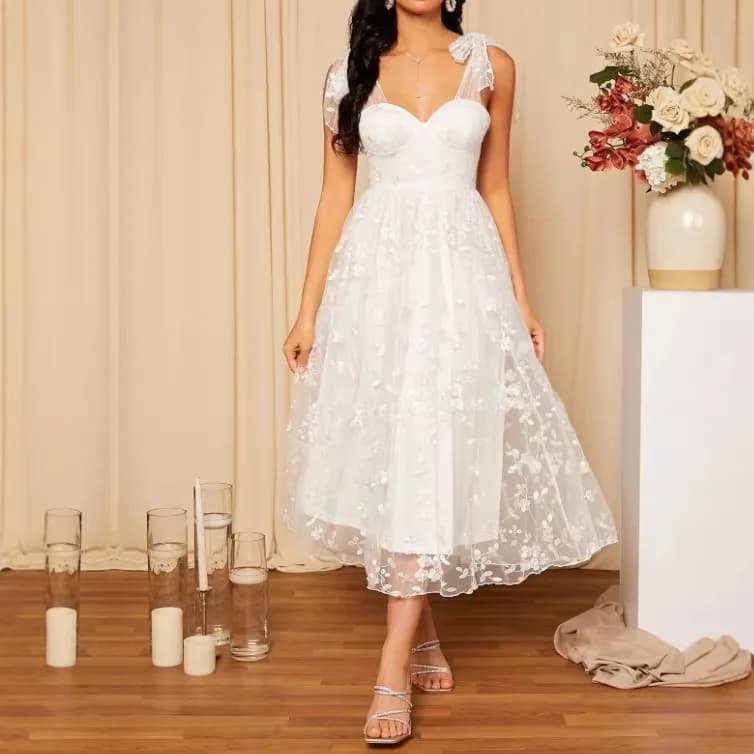 Abito in pizzo bianco 2026 estivo elegante con scollo a V e fiocco sulle spalle, linea ad A, in tulle, per cocktail, serate e balli di fine anno