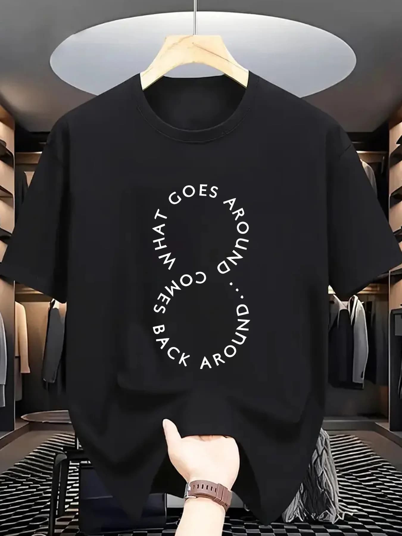 T-shirt grafica girocollo a maniche corte casual da uomo - T-shirt estiva nera con stampa slogan "What Goes Around Comes Back Around" per