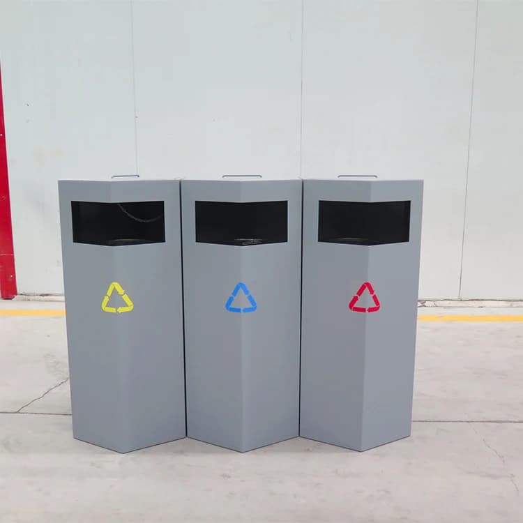 Bidone per il riciclaggio dei metalli pubblico Pattumiera per esterni 3 scomparti Bidone della spazzatura per aree pubbliche Bidone della spazzatura di fabbrica