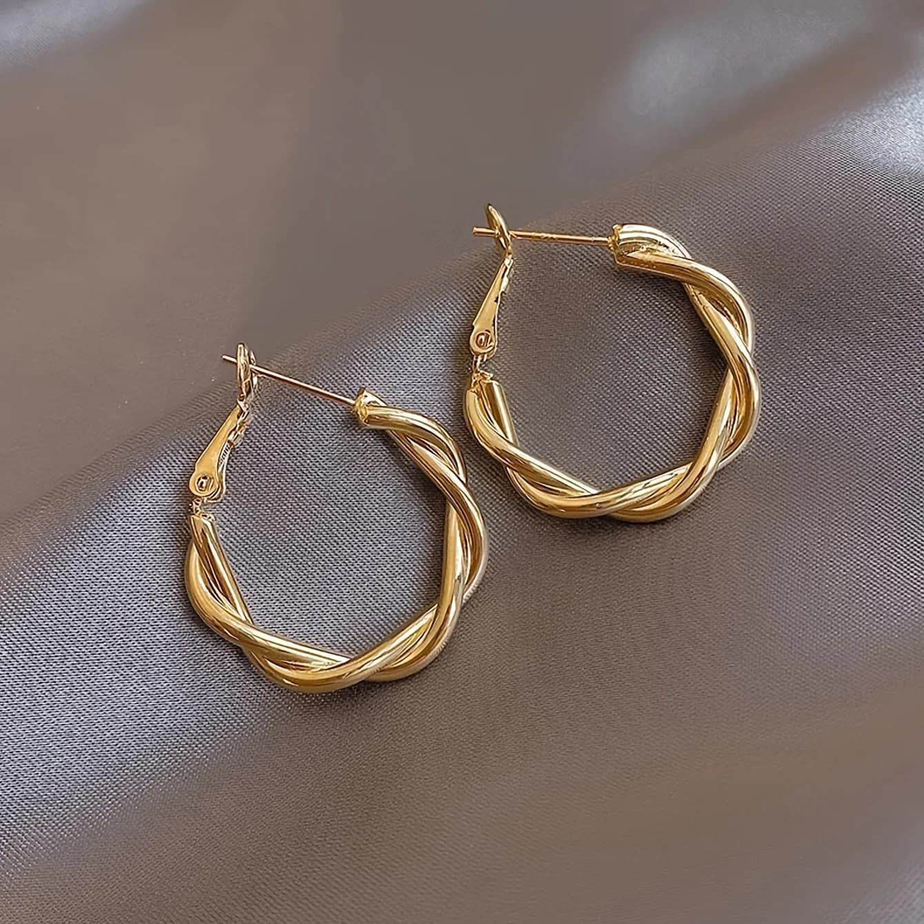 A pair of elegant French vintage-style twisted earrings, women's stainless steel studs, suitable for daily and holiday wear
