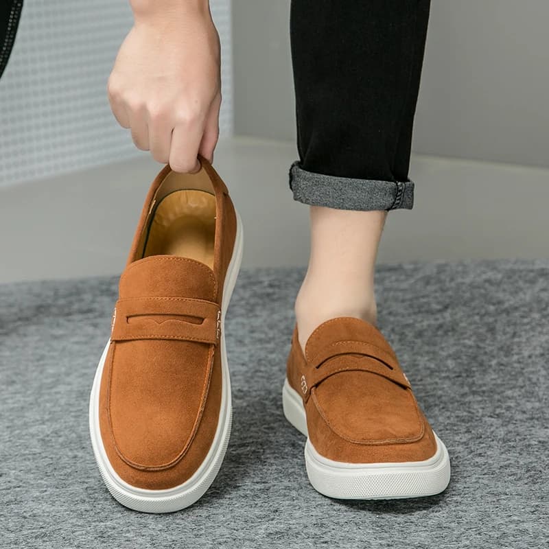 Tendenze della moda mocassini neri da uomo scarpe in pelle scamosciata Slip on abito Casual scarpe da uomo scarpe da sposa in pelle con suola bianca di fascia alta