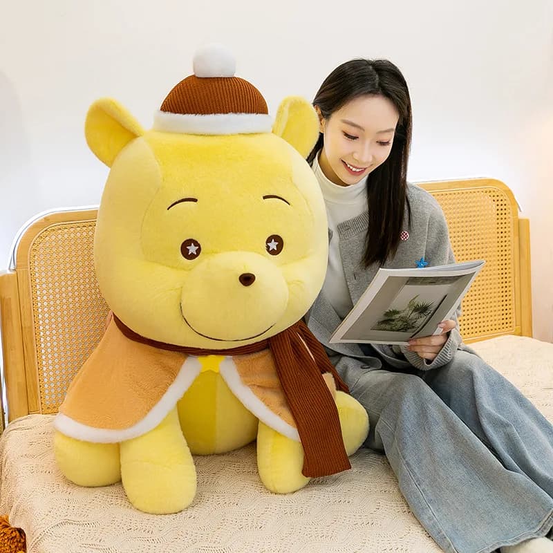 Peluche Winnie the Pooh con Sciarpa, Edizione Invernale, Orsacchiotto di Peluche con Cappello, Regalo di Natale e Compleanno per Bambini, Compagno di Sonno Morbido