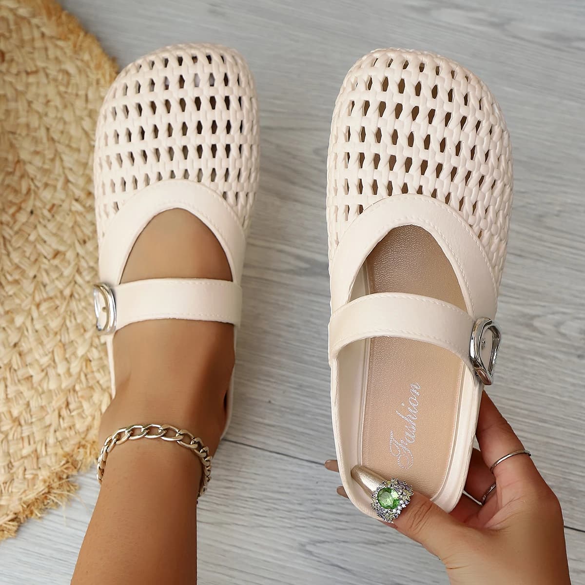 Pantofole da donna Pantofole firmate di lusso Stile estivo Hollow Baotou Rete da pesca Scarpe basse Sandali con fibbia per cintura in rete Scivoli da donna
