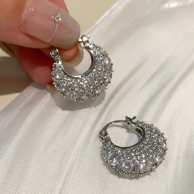 Orecchini a cerchio Huggie Moissanite simulati per le donne 2025 Tendenza Argento 925 Gioielleria raffinata 4.0mm Orecchini con diamanti Moissanite completi