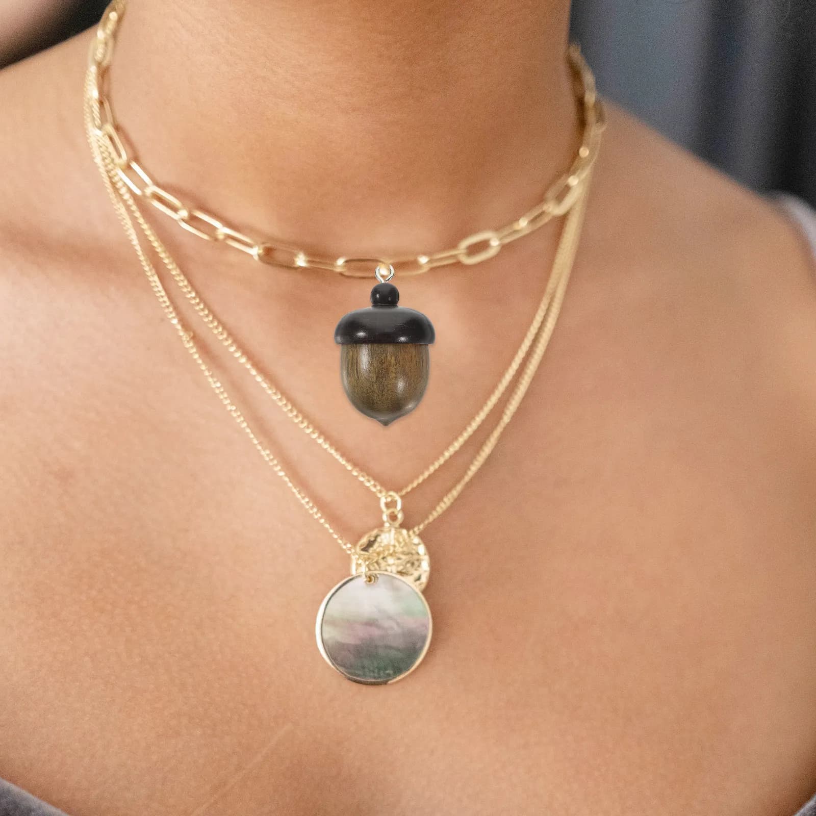 1 Pezzo Ciondolo Vibrante in Legno a Forma di Noce, Diffusore e Portaoggetti Compatto, Elegante e Delicato Accessorio per Collana da Donna