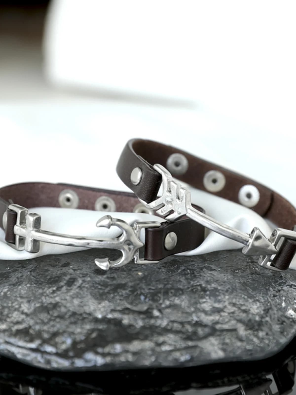 Bracciale in pelle marrone semplice e versatile con ancora in metallo blu, stile neutro, per donna