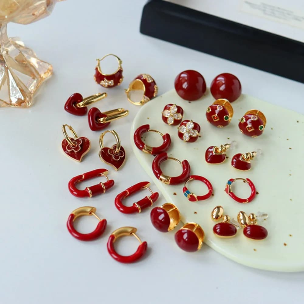 2026 Nuovo Anno Autunno Inverno Orecchini pendenti con olio rosso, Moda Versatile Retro Luce Lusso Orecchini a cerchio con zirconi cubici Regalo di Natale