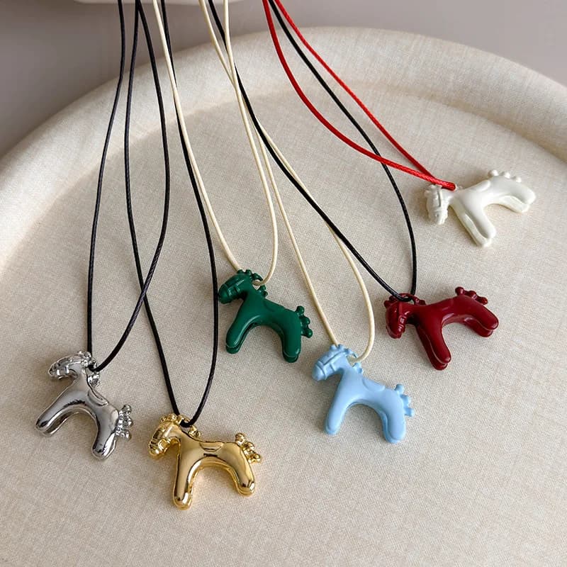 LATS Collana lunga con ciondolo cavallo colorato alla moda per donna Collane a catena maglione regolabili Gioielli Regali Accessori