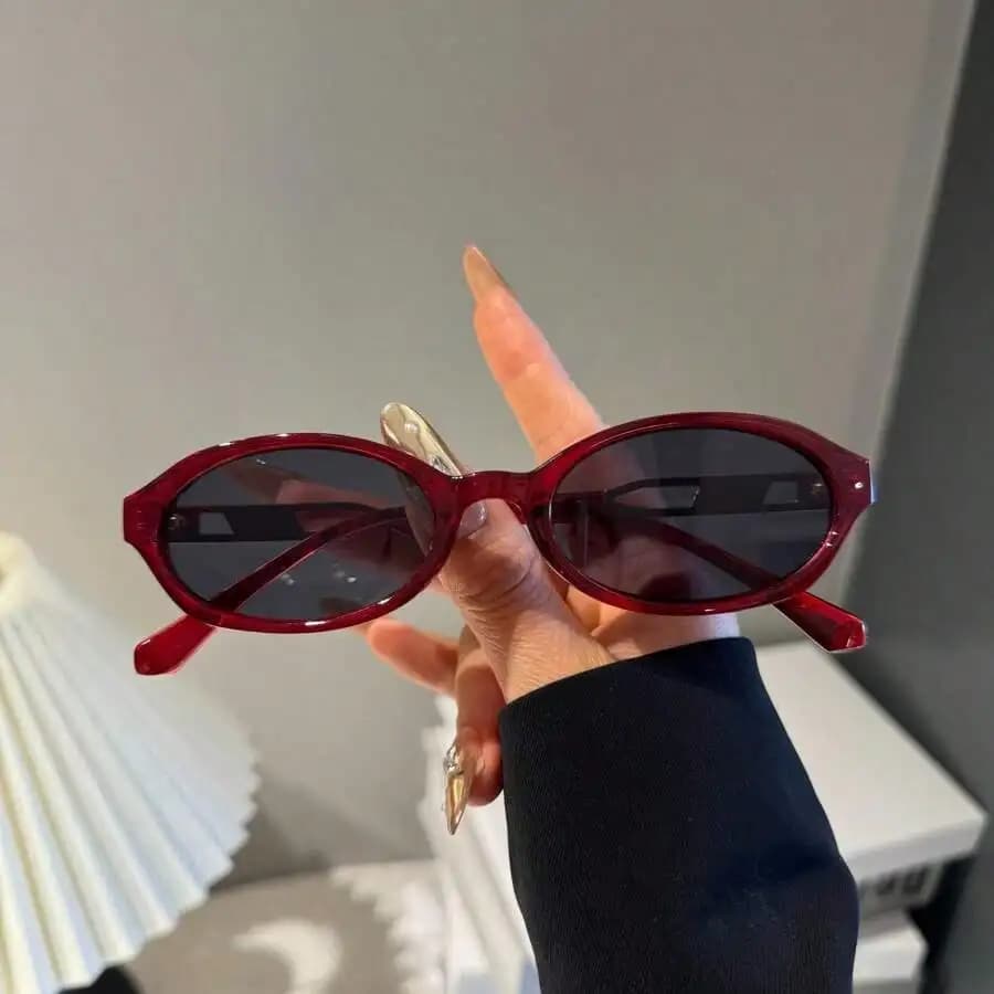 Occhiali da Sole Ovali Rossi alla Moda con Montatura in PC e Aste in Metallo per Uso Esterno Estivo