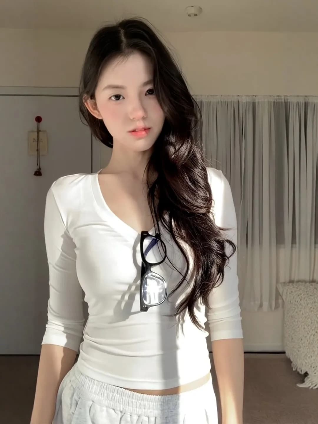T-shirt slim fit con scollo a V e maniche a 3/4 da donna, nuovo stile primavera 2026, maglia base versatile, top versatile stile coreano, Hot Girl, bianco