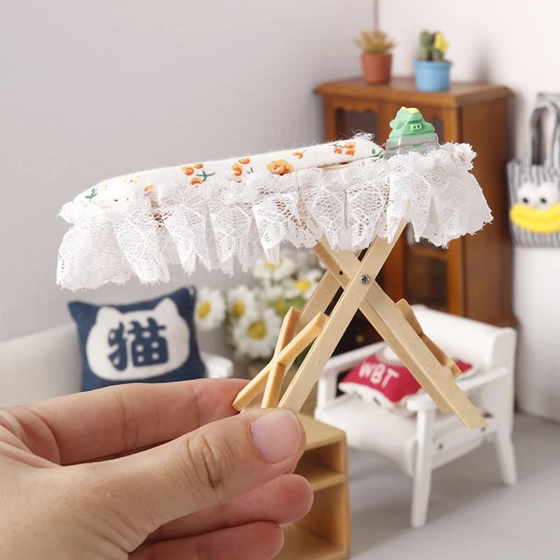 1Pc casa delle bambole in miniatura asse da stiro in legno Mini simulazione mobili in ferro piatto modello cucito vita micro scena decorazione giocattolo oggetti di scena