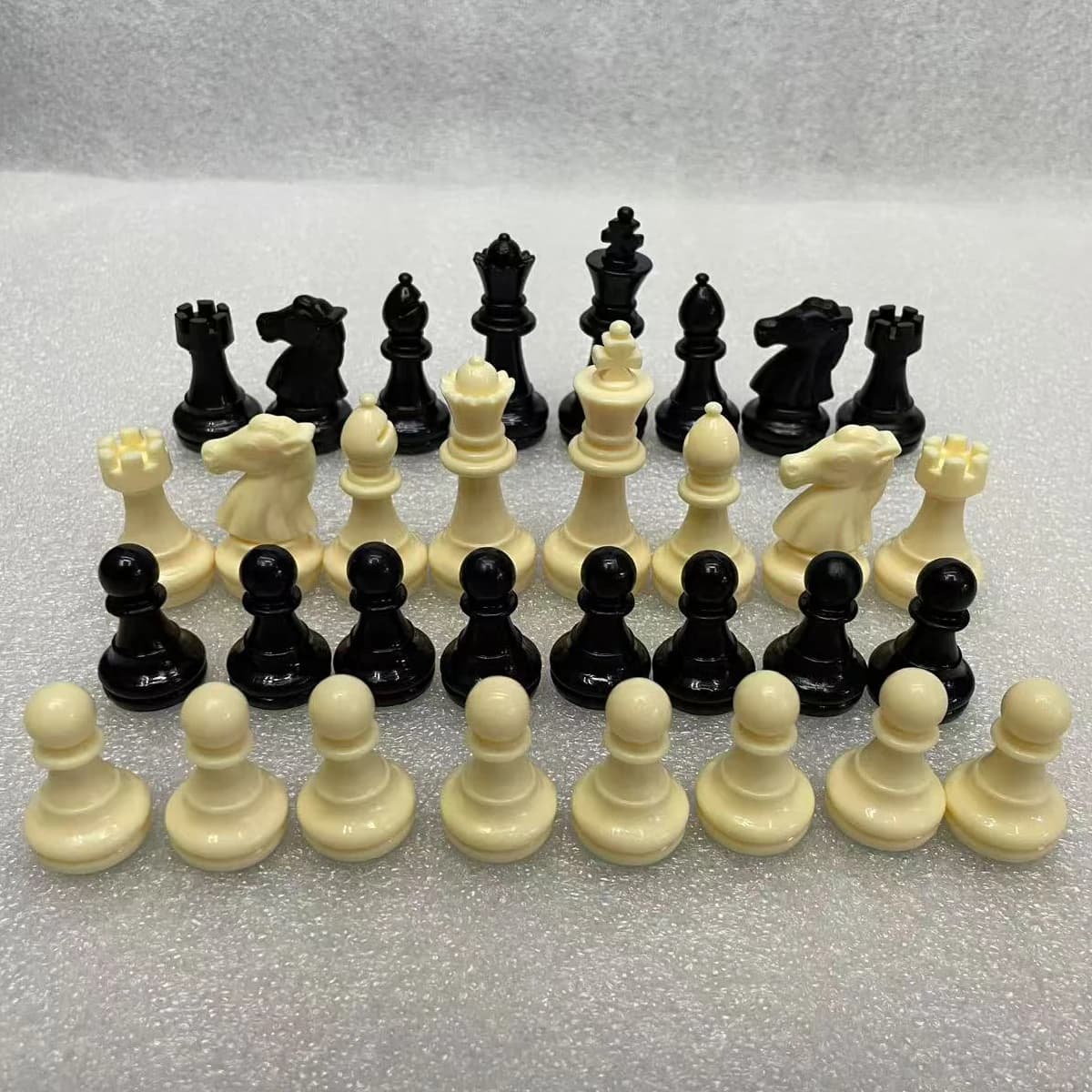 1 Set 32 pezzi pezzi degli scacchi internazionali in plastica King Heigth 65mm/75mm pezzi di figurine degli scacchi portatili per lavagna classica da viaggio