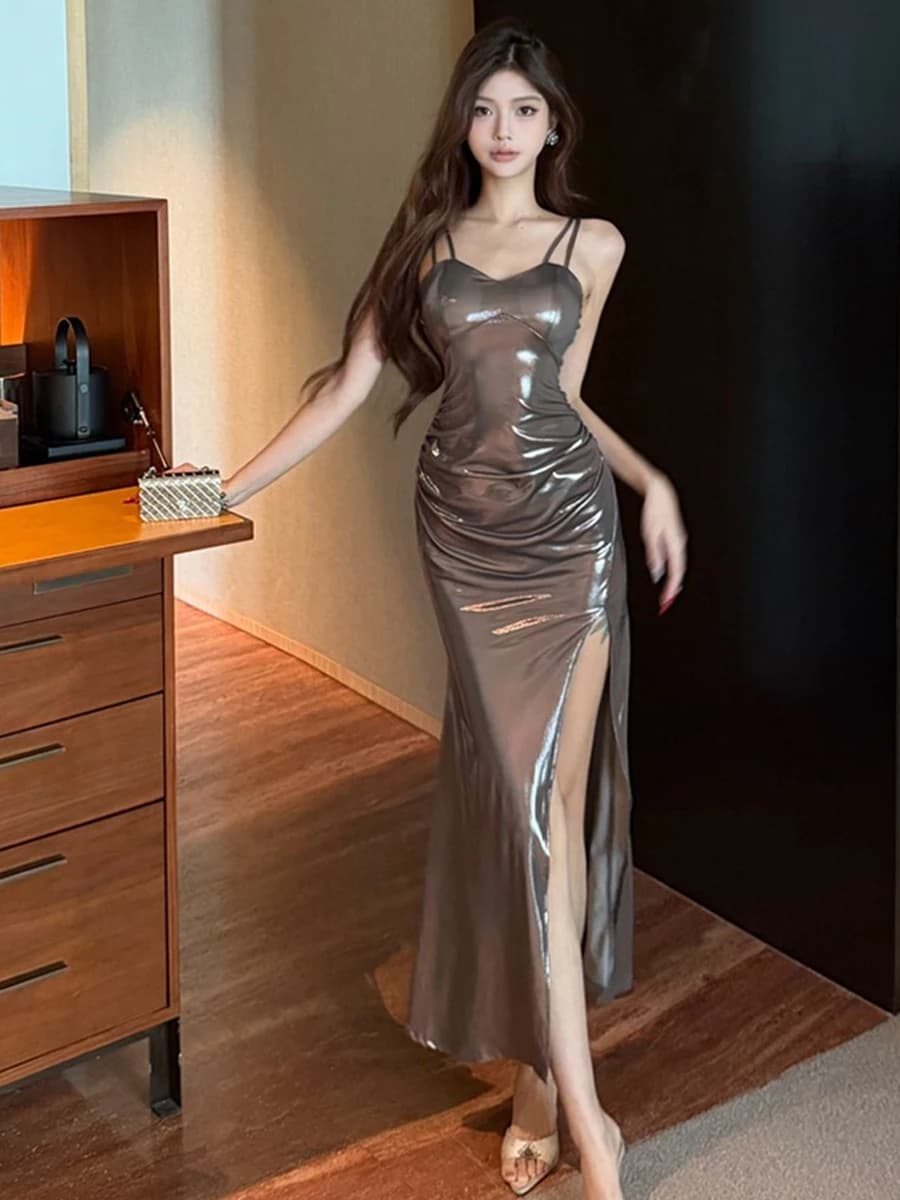 Abito lungo monospalla in argento con spacco alto, sexy ed elegante, avvolgente, per serate in discoteca da donna