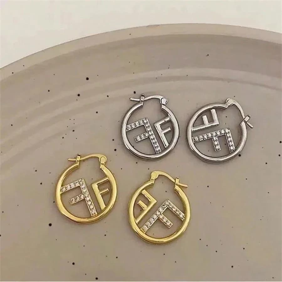 Orecchini a Cerchio Eleganti con Motivo a Lettera F Incastonata di Cristalli, Opzioni in Oro e Argento, Regalo di Gioielleria Personalizzata Raffinata