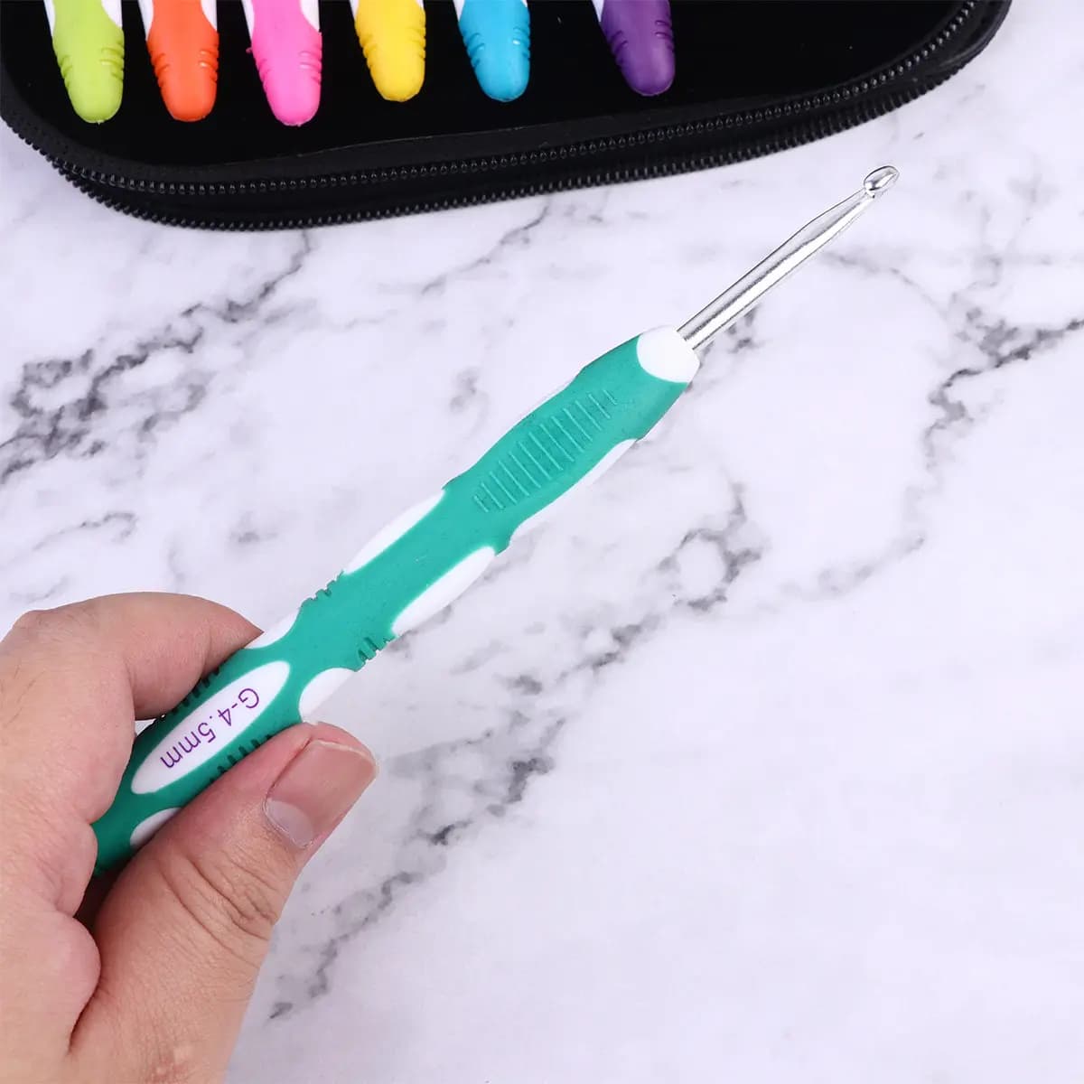 Set di 9 Uncinetti in Alluminio con Manico Bicolore in Plastica, Impugnatura Ergonomica, per Lavori Fai-da-Te, Maglioni, Cappelli, Sciarpe, Guanti