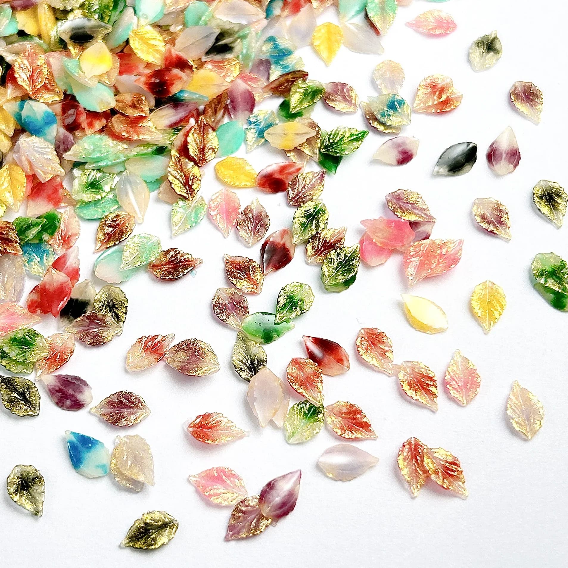 60PCS Simulato Creativo Lamina D'oro Intarsiato Foglia di Resina Pendenti E Ciondoli Per Unghie 3D Sfumatura Colorata Foglia Luminosa Unghie artistiche Decorazioni per il FAI DA TE