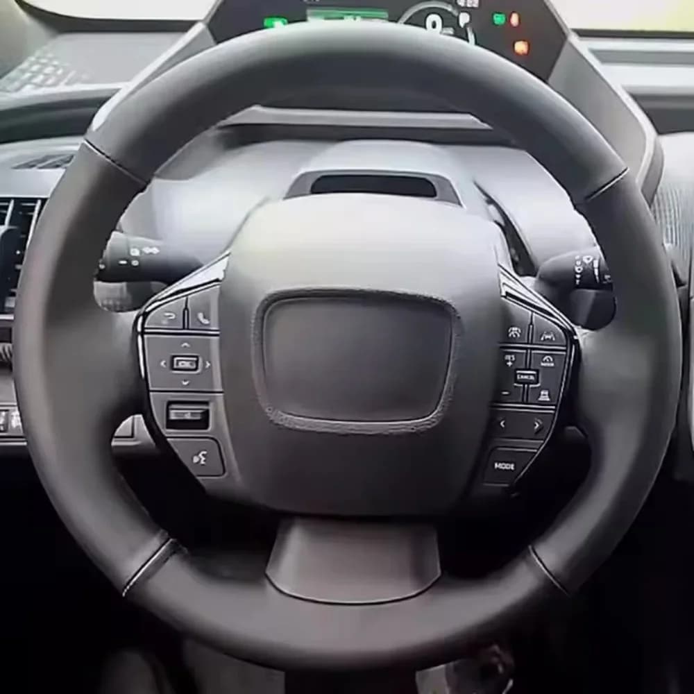 Accessori interni auto Coprivolante resistente all'usura in microfibra nera cucita a mano per auto Toyota BZ4X 2022 2023