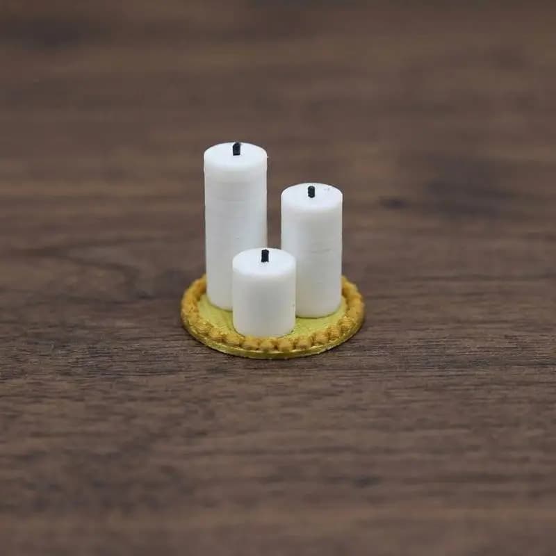 Nuovo Set di 4 Ornamenti per Casa delle Bambole 1:12, Mini Candele Bianche e Vassoio in Miniatura, Giocattoli per Casa delle Bambole, Decorazione Scena Natalizia