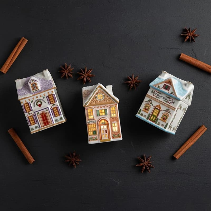 Set di spezie per villaggio festivo, mini barattoli di case di pan di zenzero natalizie, candela da appoggio per cucina con decorazioni festive.