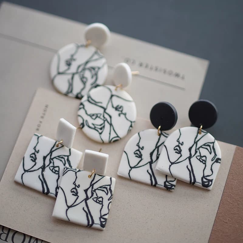 Figura di arte moderna astratta pendente lungo multi forme set di orecchini in argilla polimerica fatti a mano in bianco nero per la festa della donna