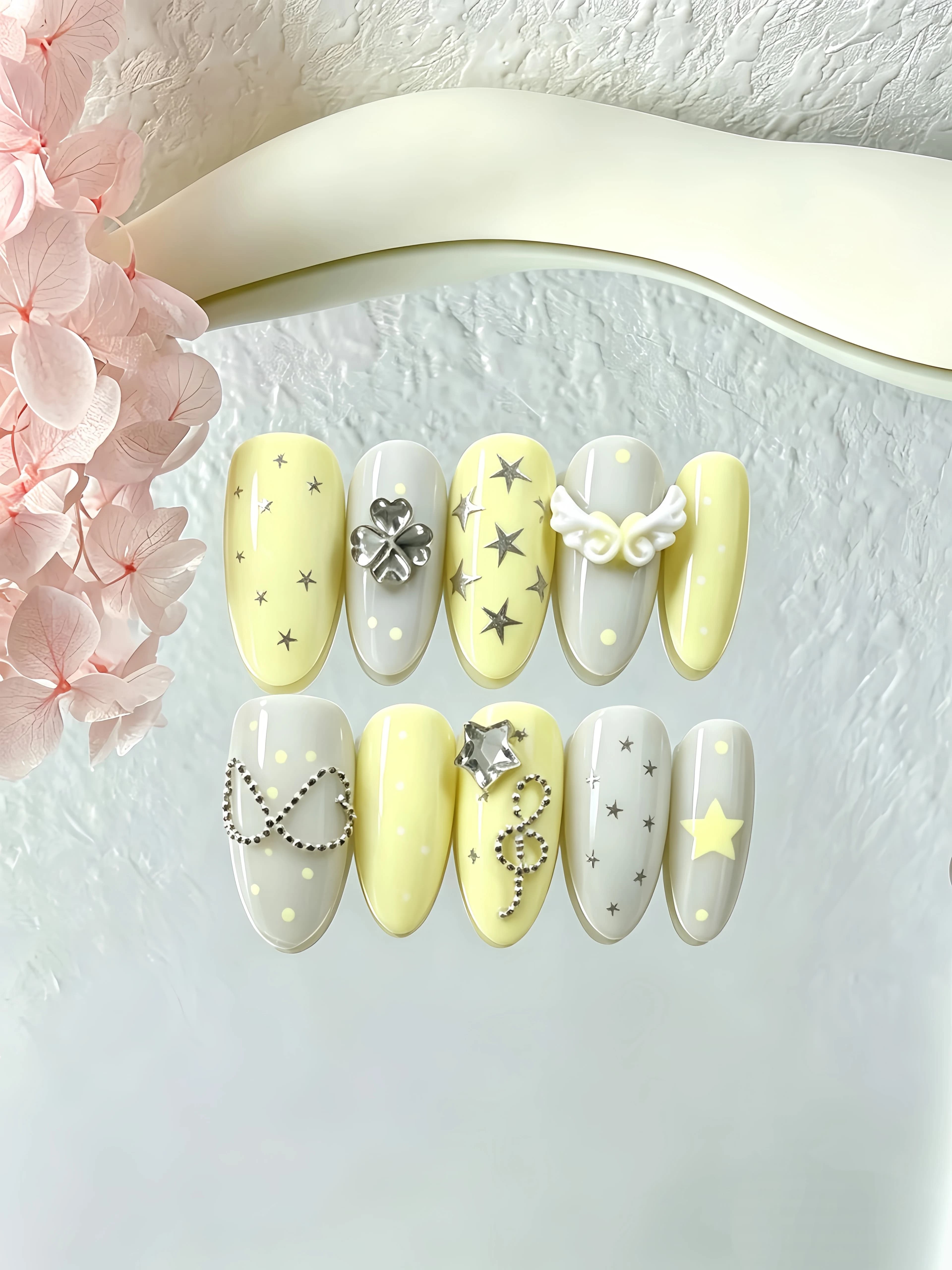 10 Medium-Sized Oval-Shaped Press-On Nails, Cream Yellow with a Misty Light Gray Contrast Base, Silver and Black Star Hand-Painted Nail Art Stickers, Korean-Style Ins-Style Sweet and Cool Y2K Nail Art, Versatile Campus Style for Sweet Girls and Students, Fake Nails