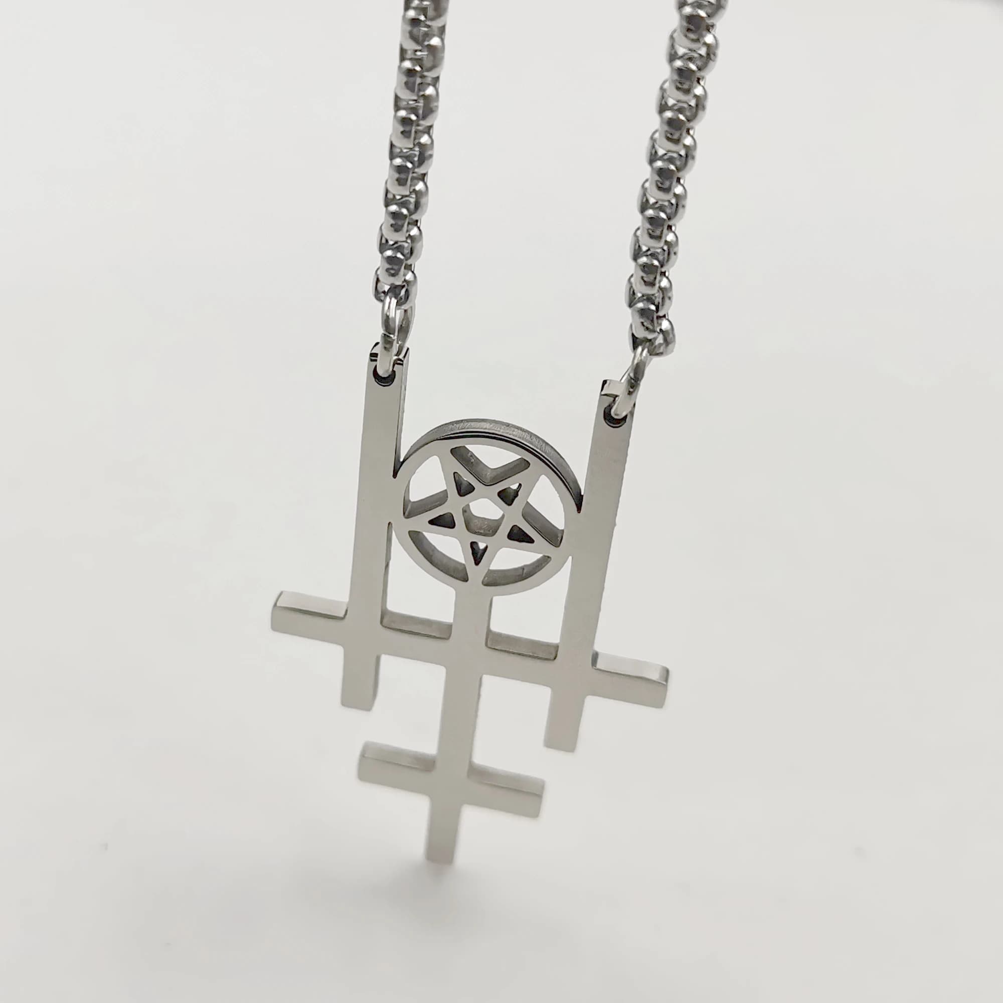 Collana con ciondolo pentagramma croce inversa tripla Collana con ciondolo pentagramma invertito pagano Wiccan in acciaio inossidabile Gioielli satanici 24''