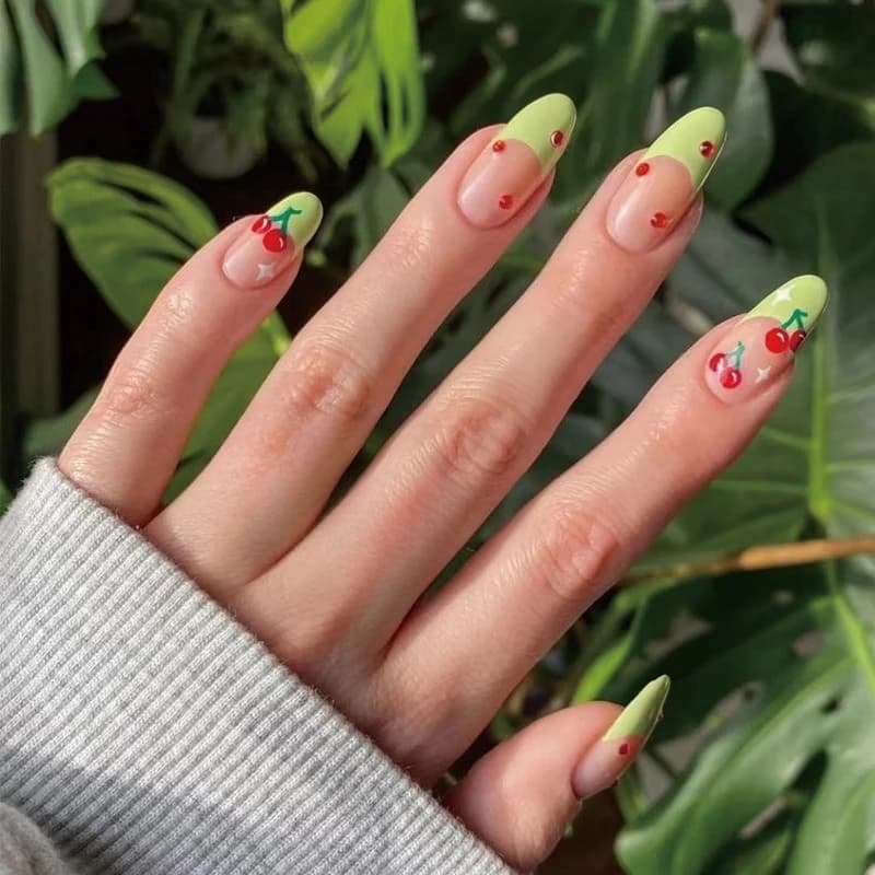 24 Pezzi Unghie Finte a Mandorla Francesi con Bordo Verde, Manicure Indossabile con Motivo Ciliegia e Diamanti Rossi, Punte per Unghie Finte Fresche e Alla Moda