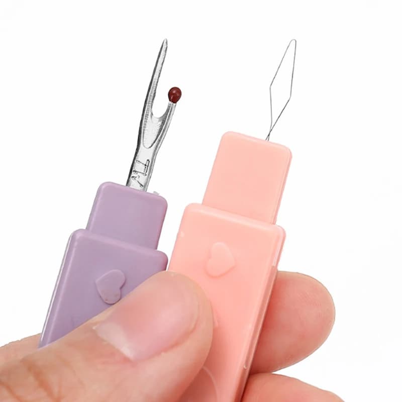 Infila ago da cucito Ripper per cucitura Doppio scopo Taglierina portatile per filo domestico Doppia testa con copertura protettiva Strumento per cucire 2 in 1