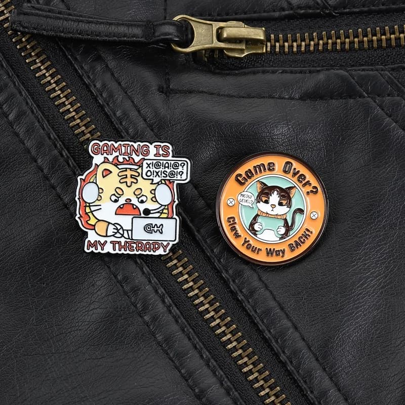 Spilla smaltata a tema animali per gamer: tigre frustrata con cuffie e gatto nero deciso, accessorio rilevabile per gli amanti dei giochi